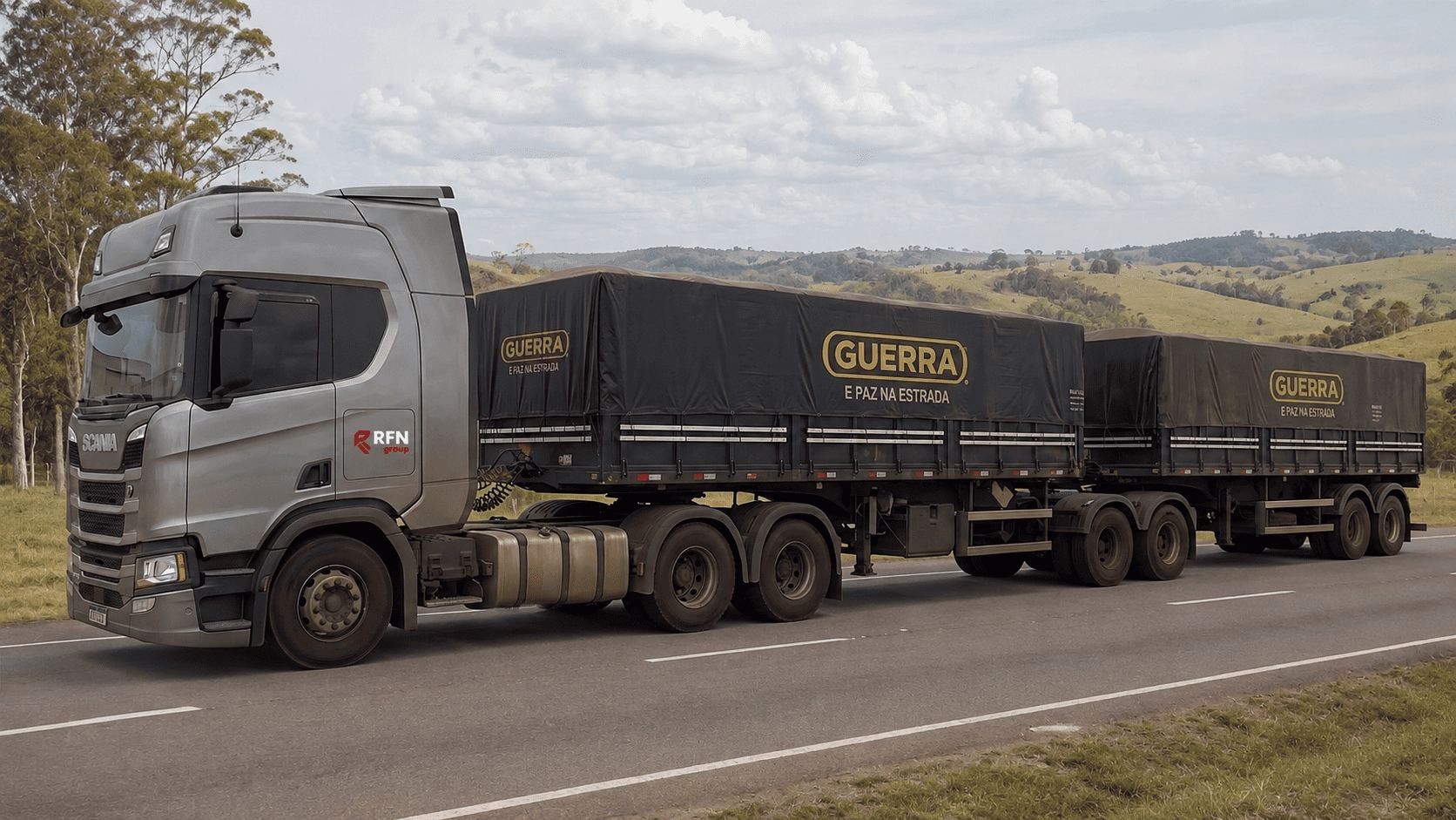 Conjunto bitrem com cavalo Scania da RFN Group em rodovia