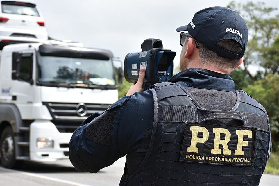 Fiscalização de velocidade da PRF na BR-376, em Tijucas do Sul (PR)